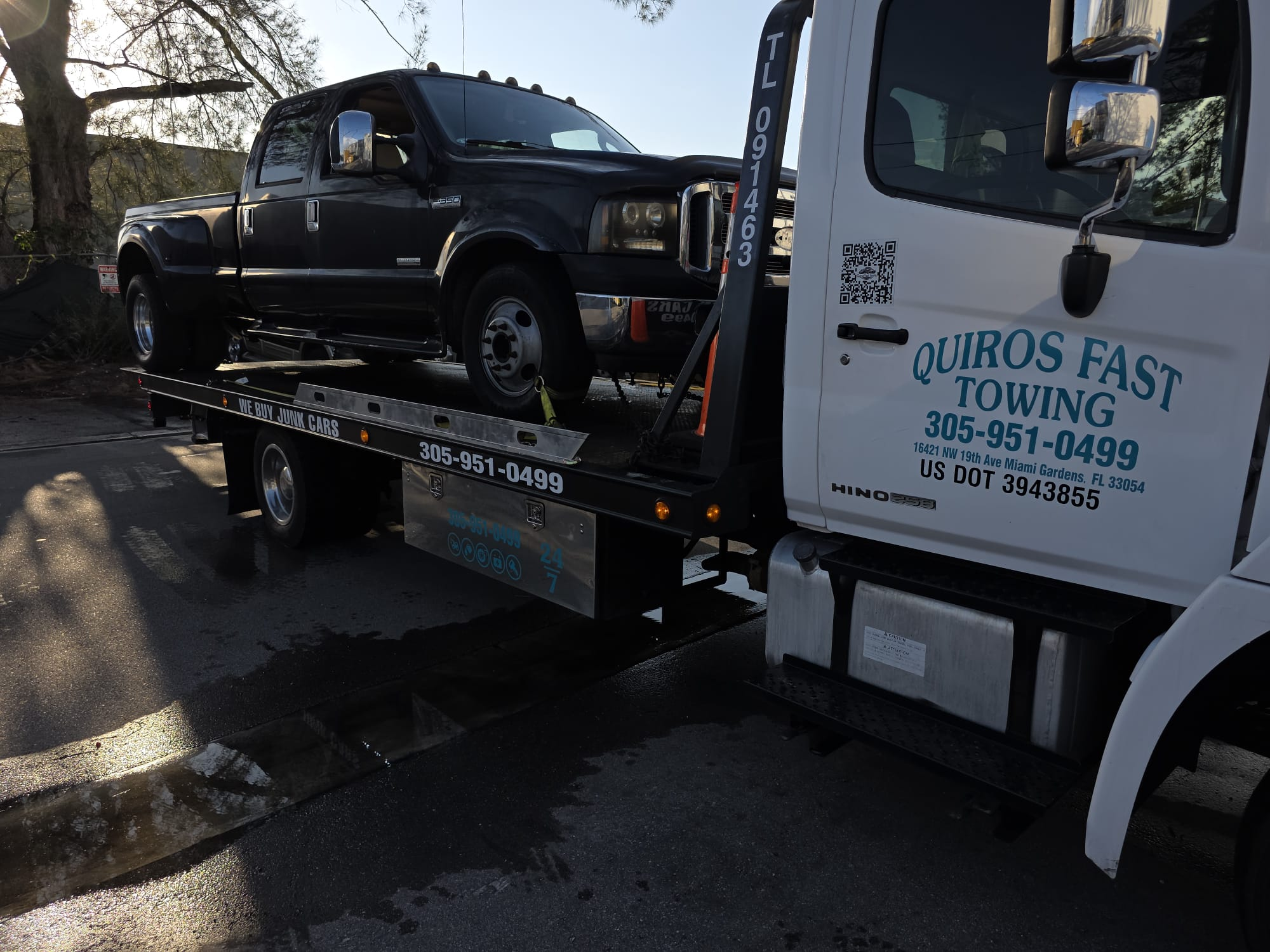 Ford F-350 dually on flatbed
