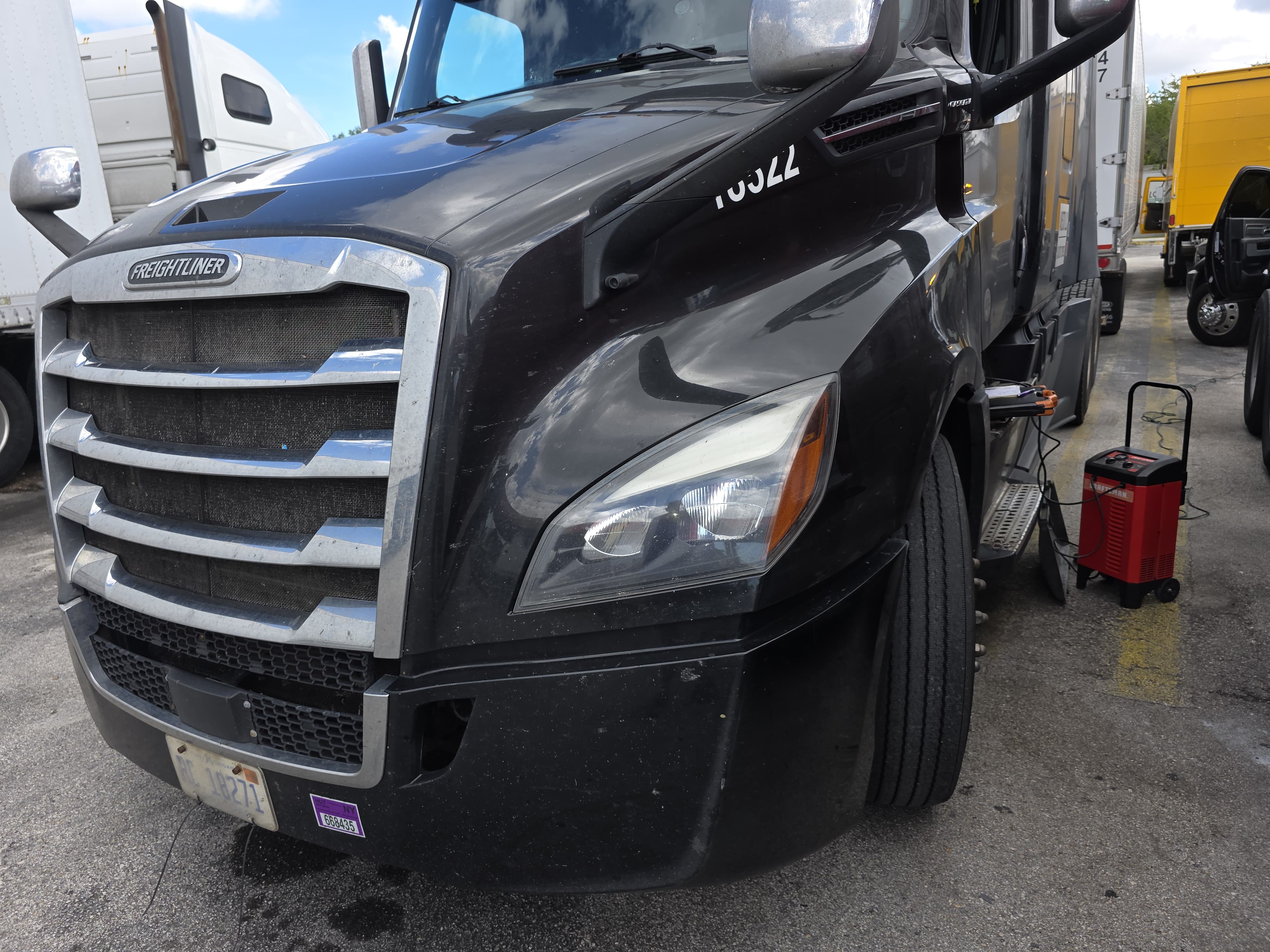 Heavy-duty Freightliner jump start with battery charger