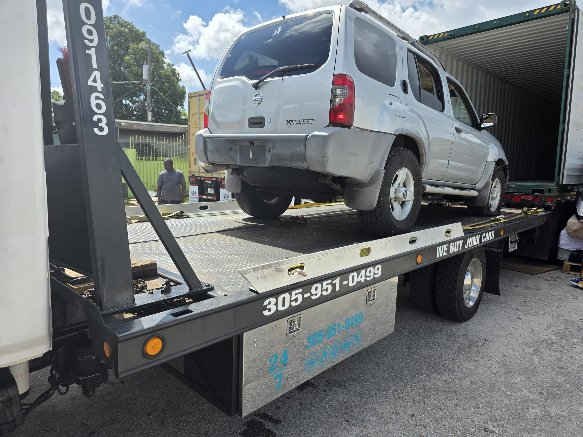 Nissan SUV container loading