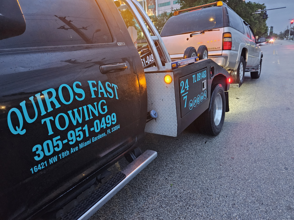 Quiros wrecker on a roadside call at dusk